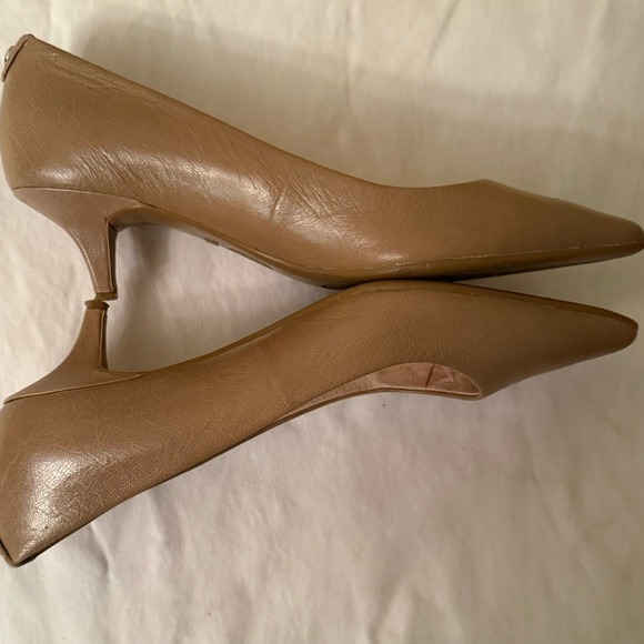 Michael Kors Tan Kitten Heel Pumps, GUC, Size 5. - Picture 3 of 14